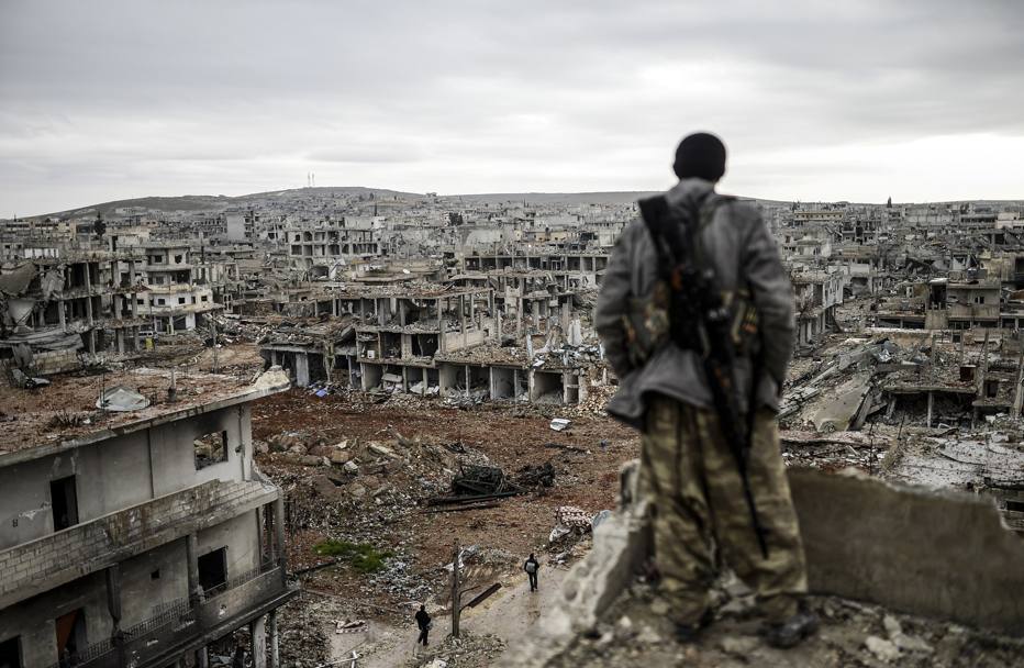 30 gennaio 2015: le rovine della citt siriana di Kobane, riconquistata dai guerriglieri curdi dopo mesi di violentissimi scontri contro le milizie dell&#39;autoproclamato Stato islamico (Afp)